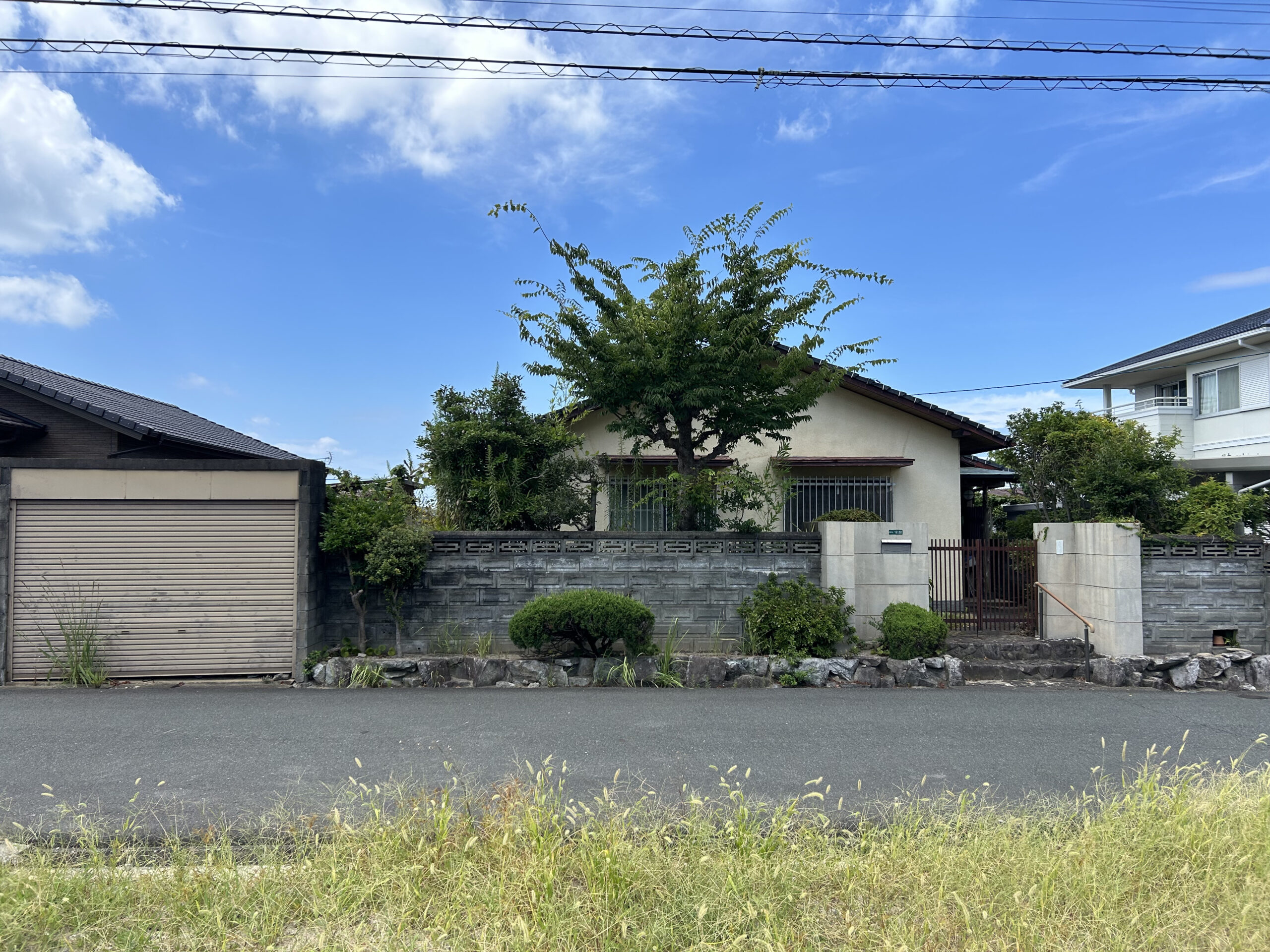 坂道を登ると閑静な住宅地