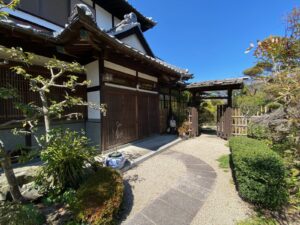 小高い丘に佇む古民家邸宅