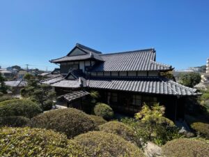 小高い丘に佇む古民家邸宅