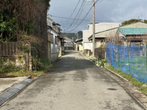 歴史の街並みのそばで