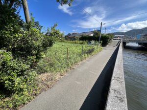 小さな川沿いで